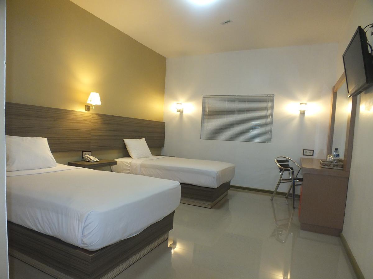 Zamrud Malioboro Hotel Yogyakarta Bagian luar foto